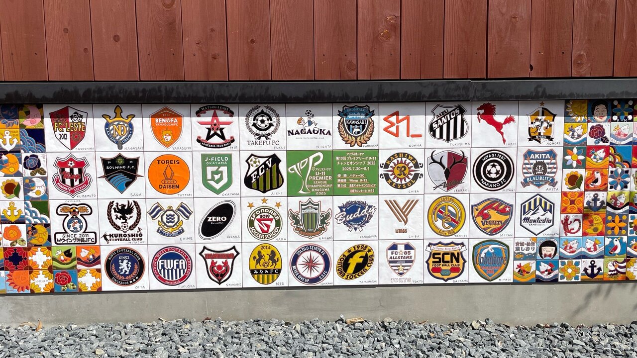 各チームのエンブレムタイルが飾られている様子