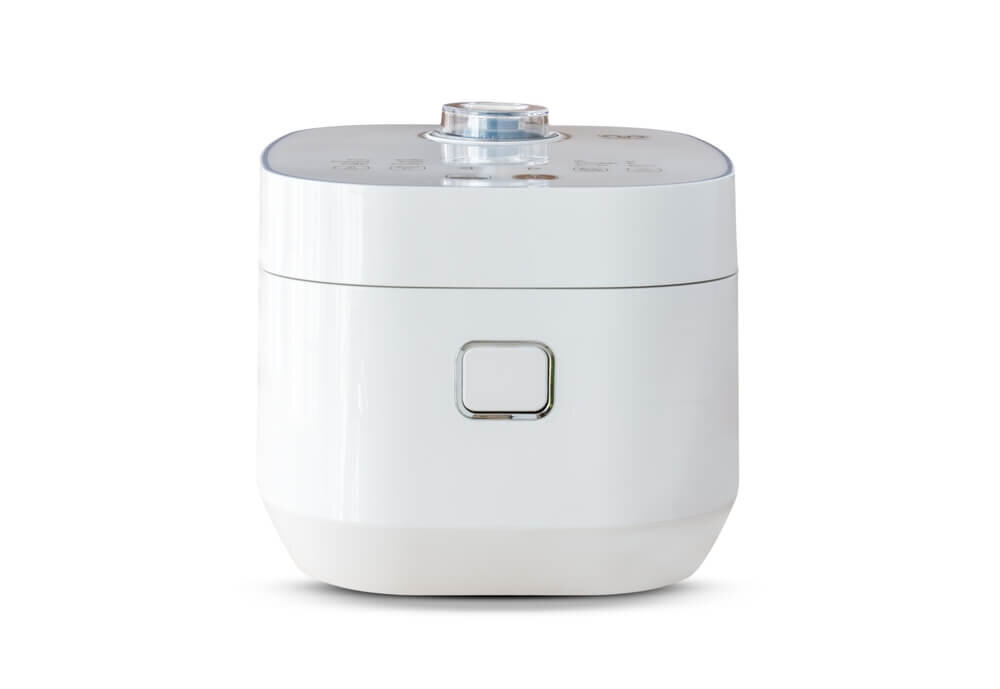 白い背景の白い炊飯器