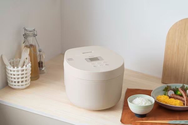 食卓になじむ白い炊飯器