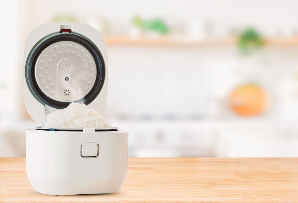 ふたが開いた炊飯器