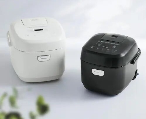 ホワイトとブラックのアイリスオーヤマの炊飯器
