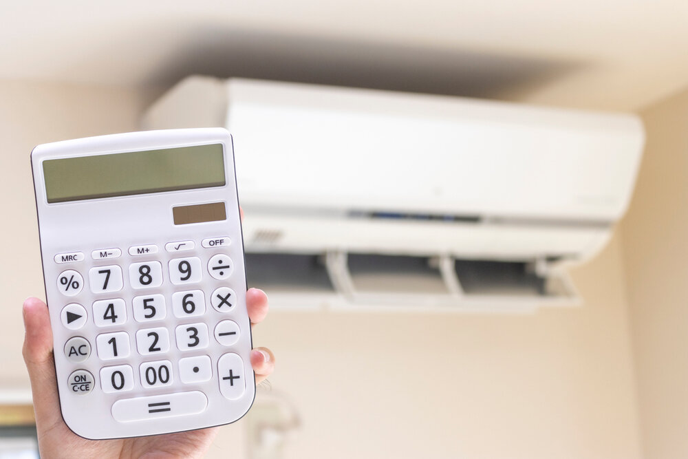 エアコンの前に掲げられた計算機