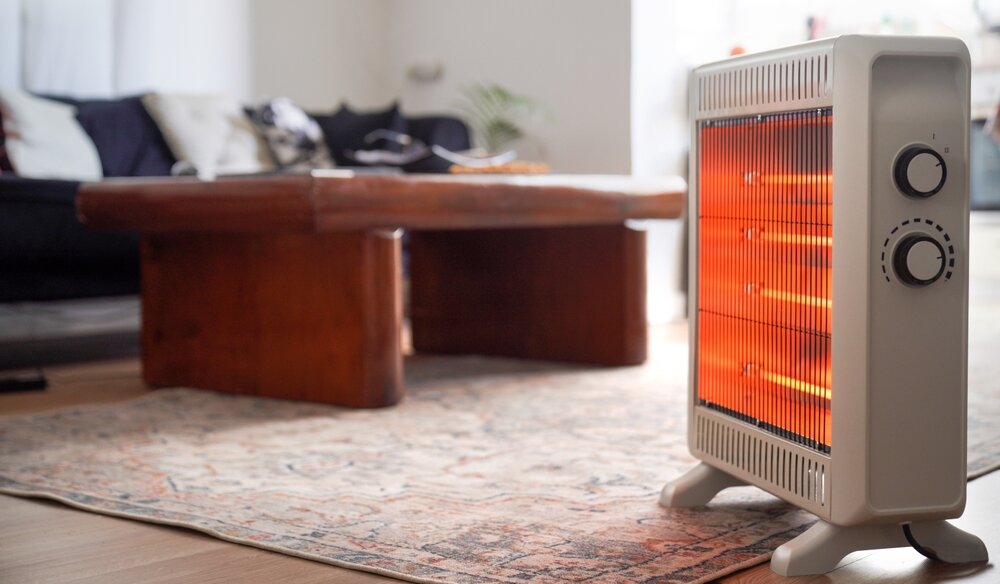 リビングのカーペットに置かれた電気ストーブ