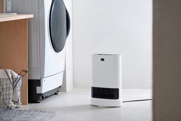 洗面所に設置されたセラミックヒーター