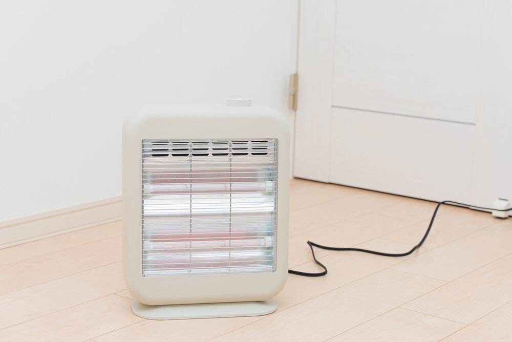 床に置かれたハロゲンヒーター