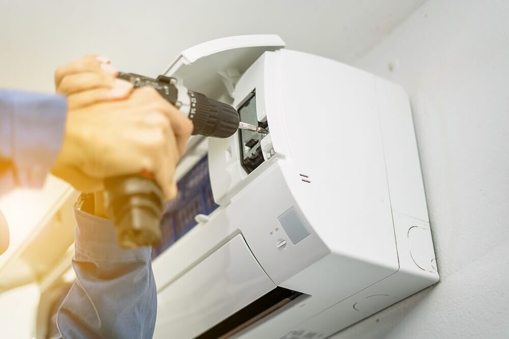 エアコンを設置している男性