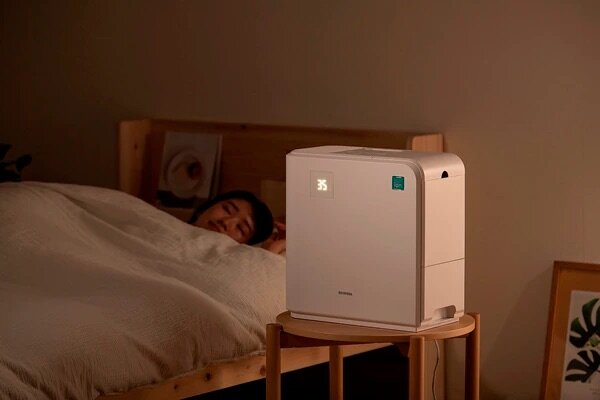 寝室で運転するアイリスオーヤマの加湿器