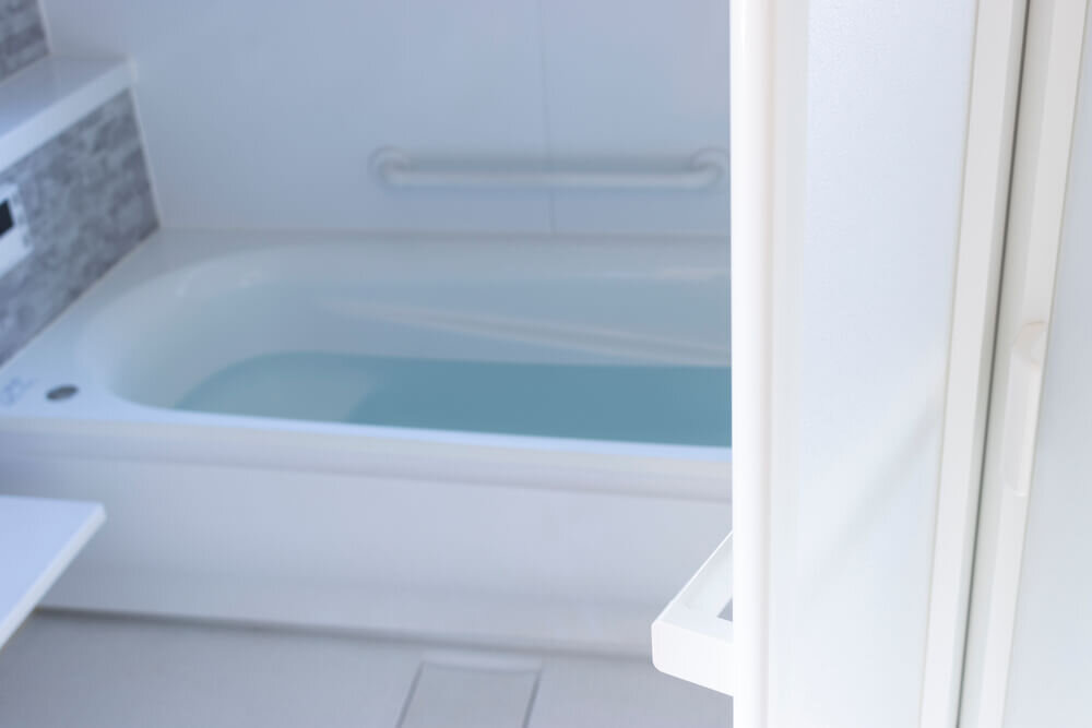 ドアの開いた浴室