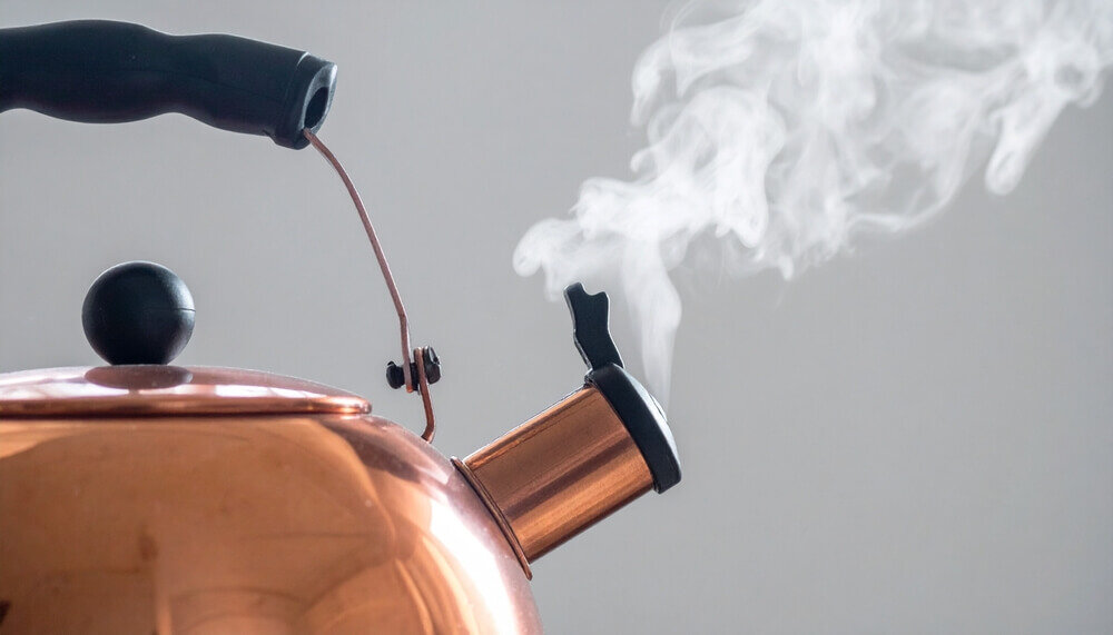 湯気が出ているやかん