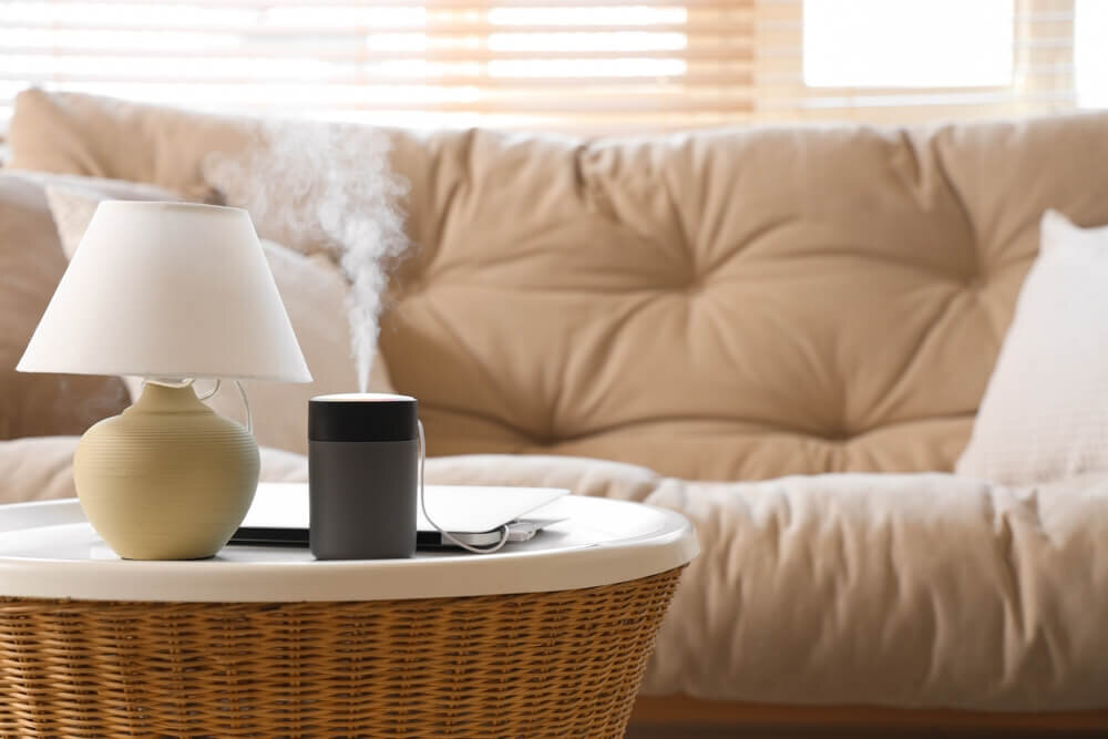 ソファの前に置かれた加湿器