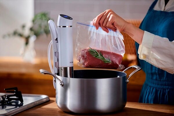 低温調理器具を使って調理する様子