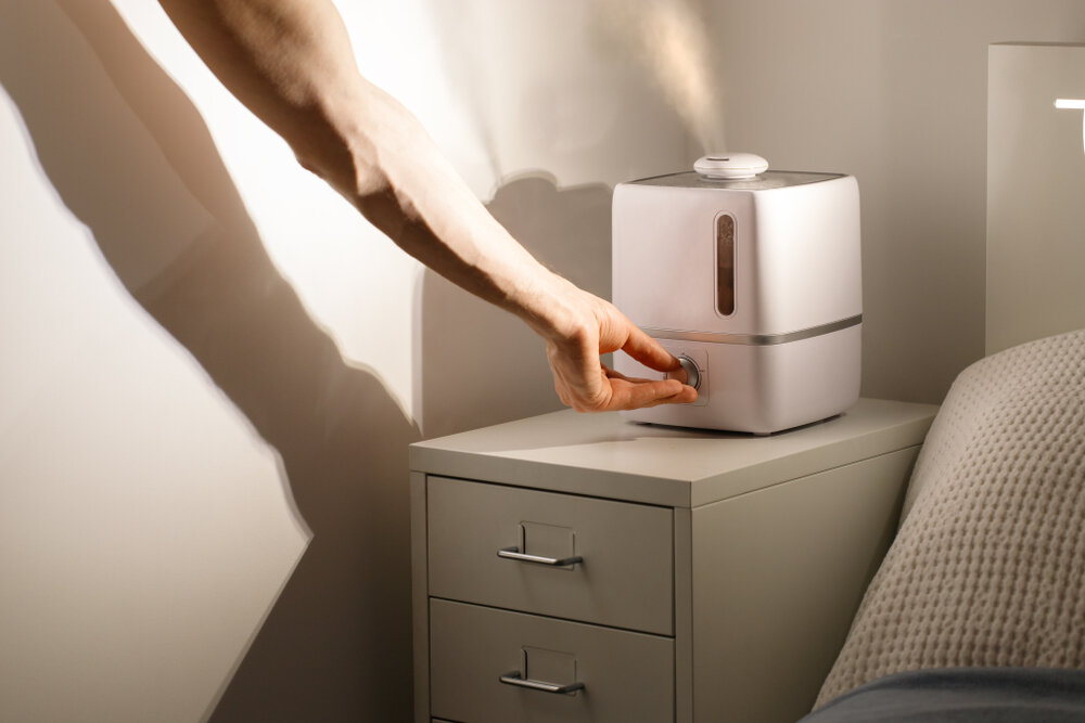 加湿器を調節する女性