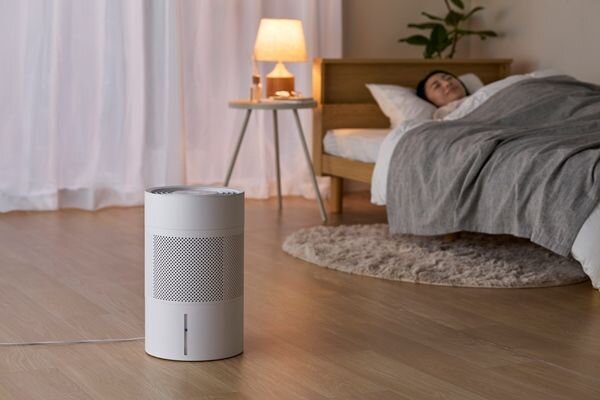 寝室に置かれた白い加湿器