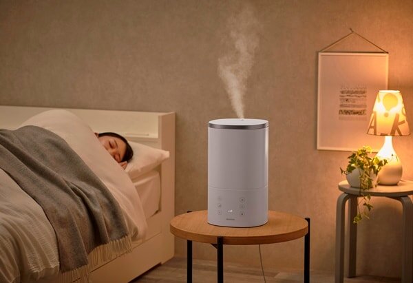 ベッドの近くに置かれた加湿器