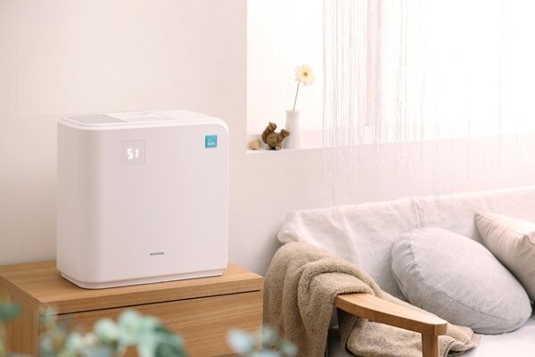 ソファ近くに置かれた加湿器