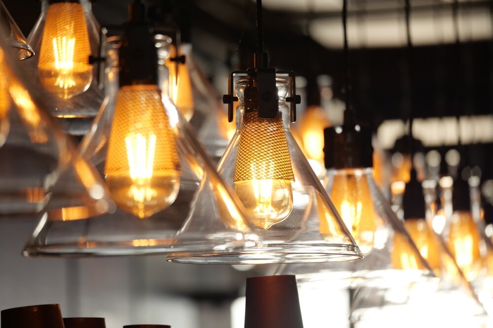 天井から吊り下がる電球