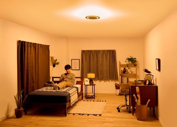 寝室に付けられた電球色のLEDライト