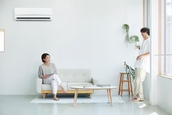 アイリスオーヤマのエアコンが置かれたリビング