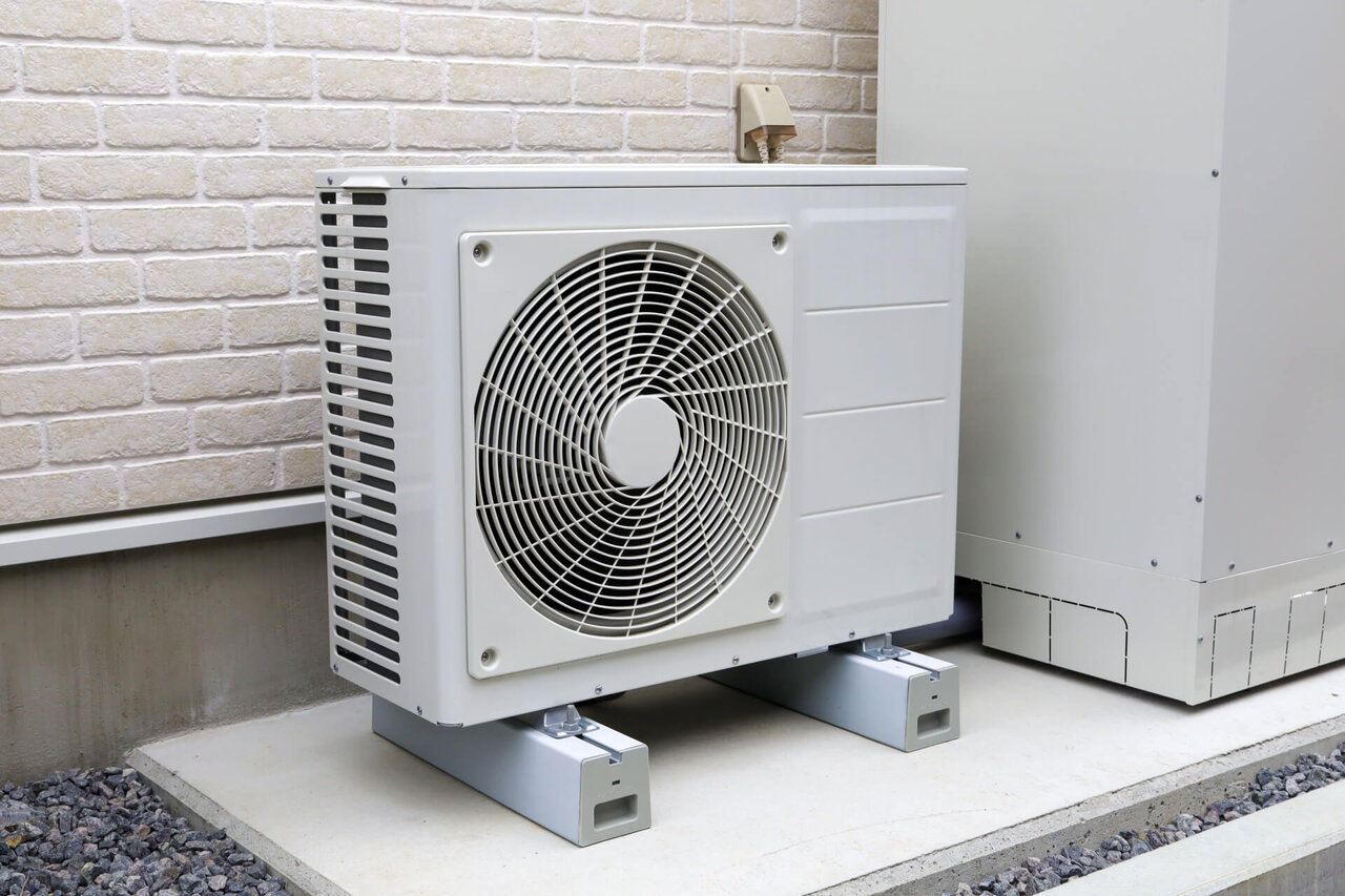 屋外に設置されたエアコンの室外機