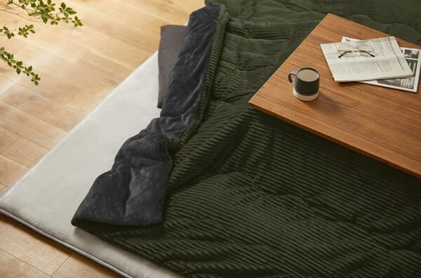 アイリスオーヤマのこたつ布団をかけたこたつ