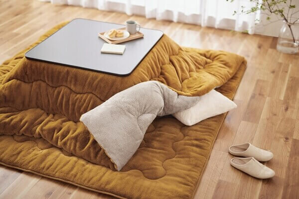 アイリスオーヤマのこたつ敷き布団を敷いたリビング