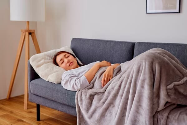 アイリスオーヤマの毛布を被って眠る女性