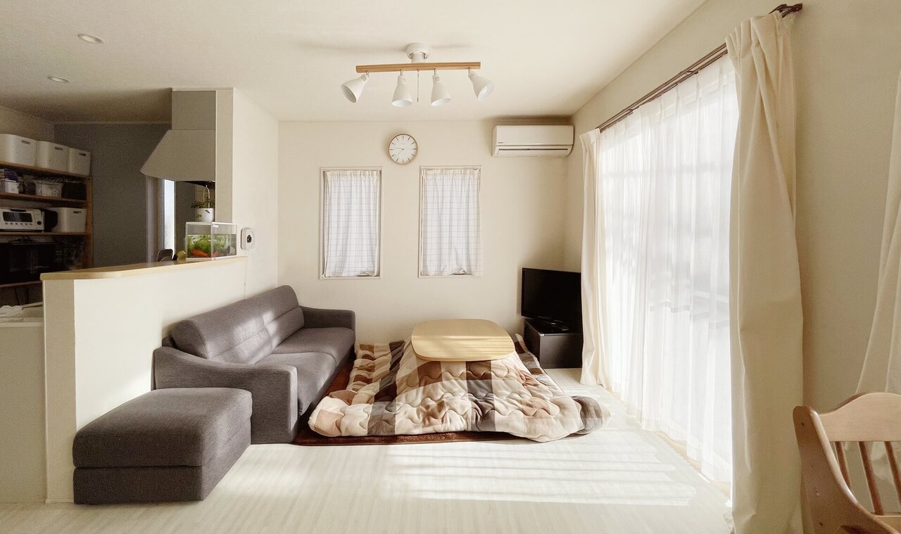 こたつとエアコンが設置されたリビング