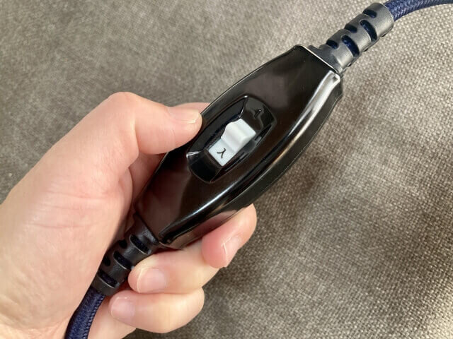 こたつのスイッチを持つ人の手