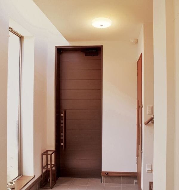 玄関に設置されたシーリングライト