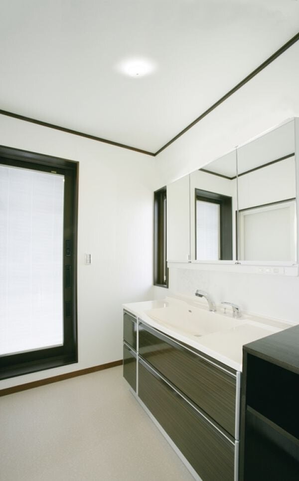 洗面台に付けられた小型シーリングライト