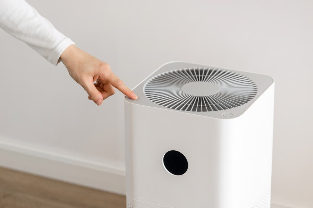 加湿器の電源を入れる人の手