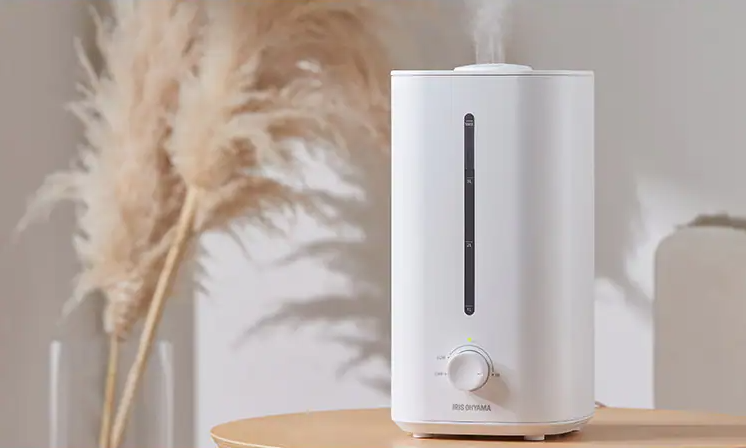 テーブルの上に置かれた超音波式加湿器