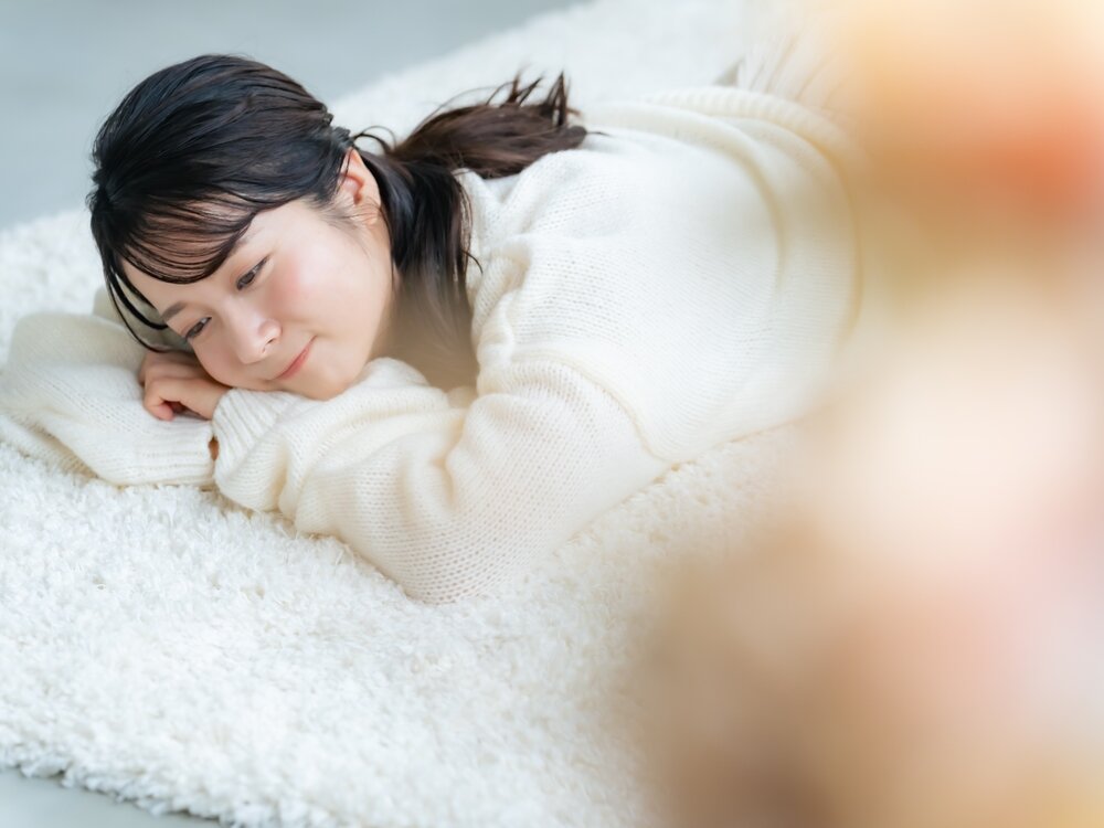 暖かい部屋でリラックスする女性