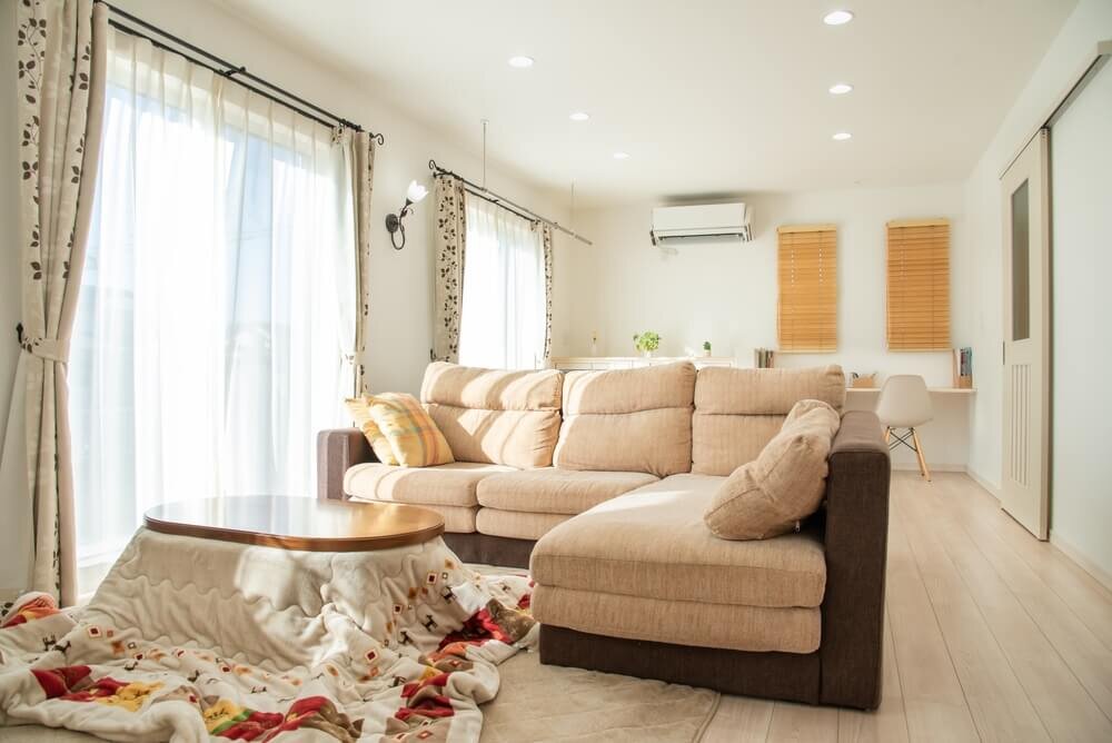 こたつとエアコンが設置されたリビング