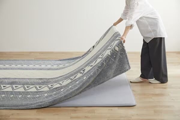 アイリスオーヤマのラグを部屋に敷く女性
