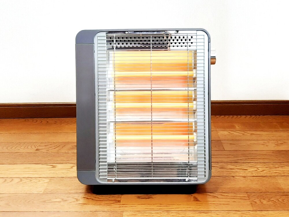 床の上に置かれたハロゲンヒーター