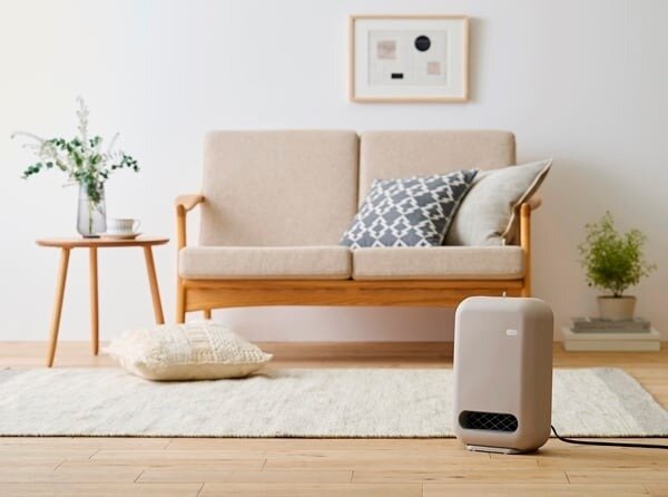 リビングに置かれたセラミックヒーター