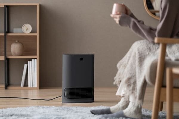 足元を暖めるセラミックヒーター