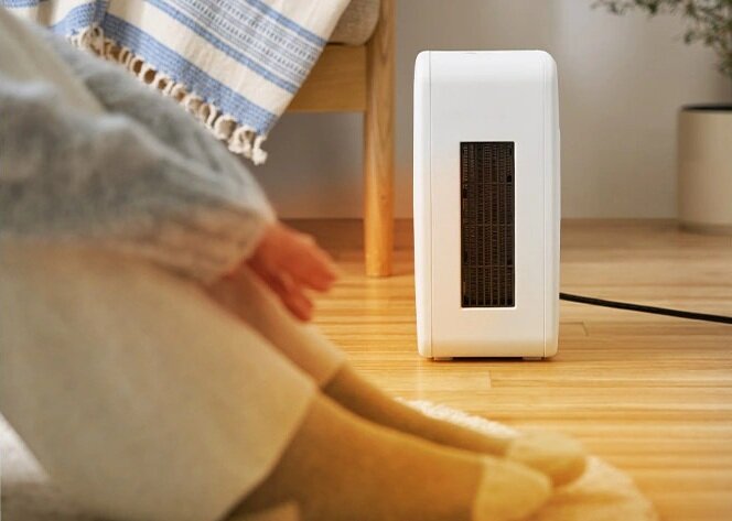 床に置かれたセラミックヒーター