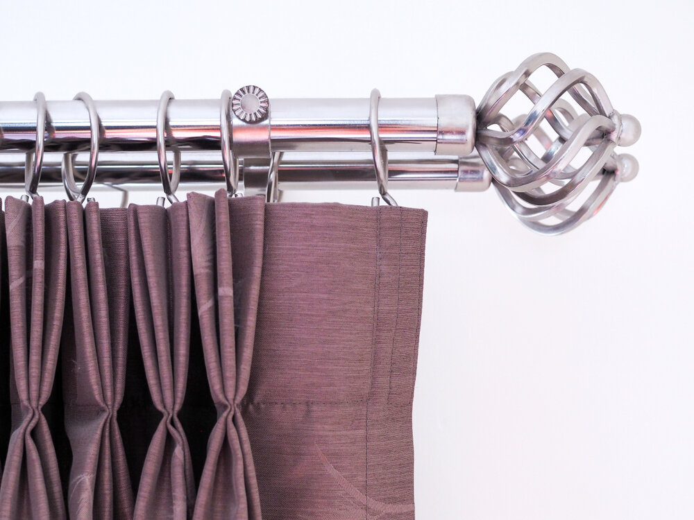 シルバーのゴージャスなカーテンレール