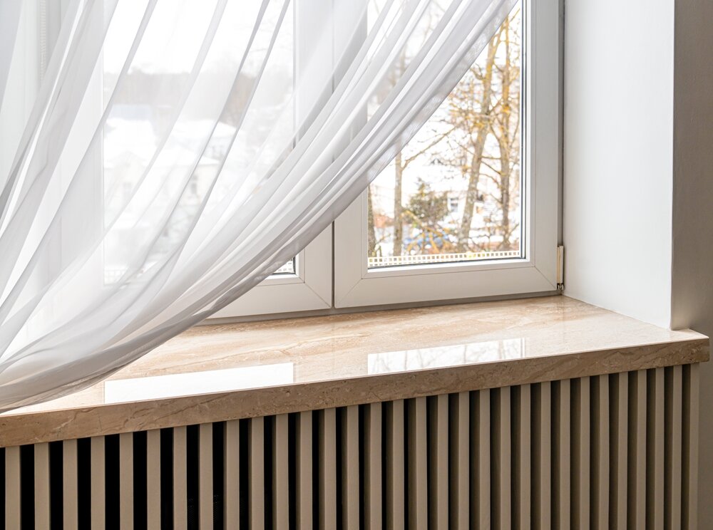 出窓と白いレースカーテン