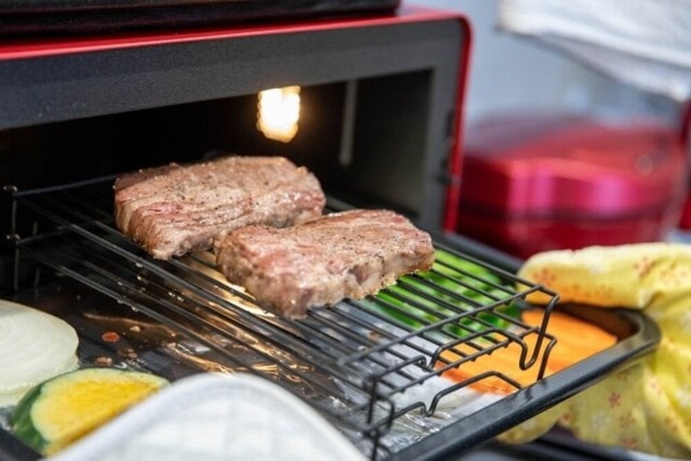 オーブンでお肉を焼く様子