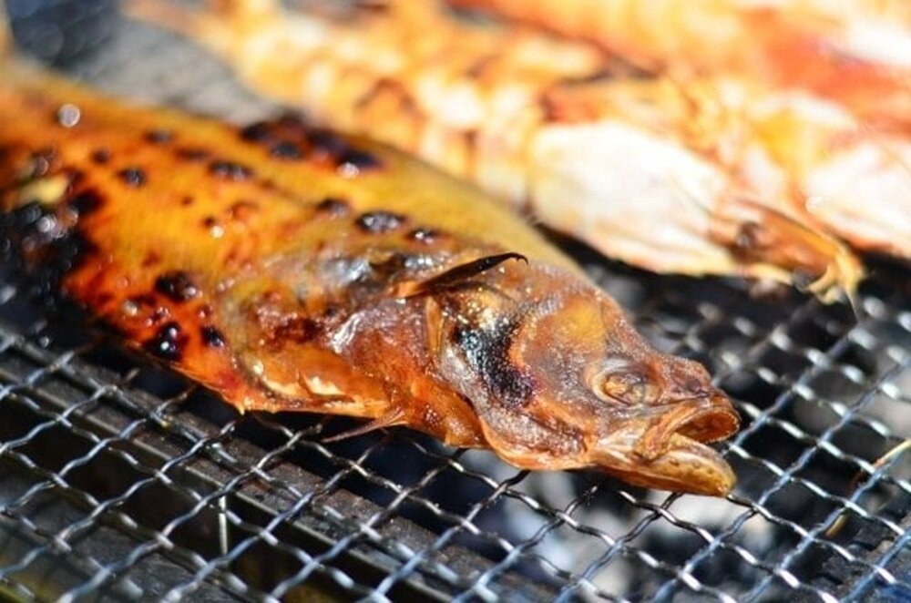 グリルで魚を焼く様子