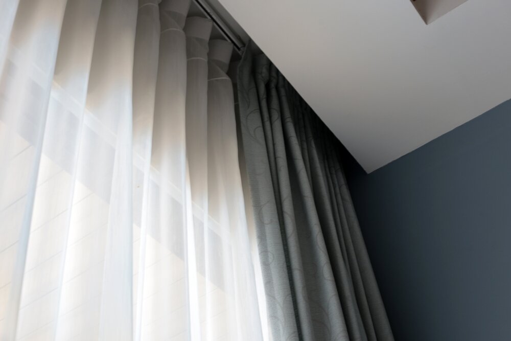 部屋にかけられた白いカーテン
