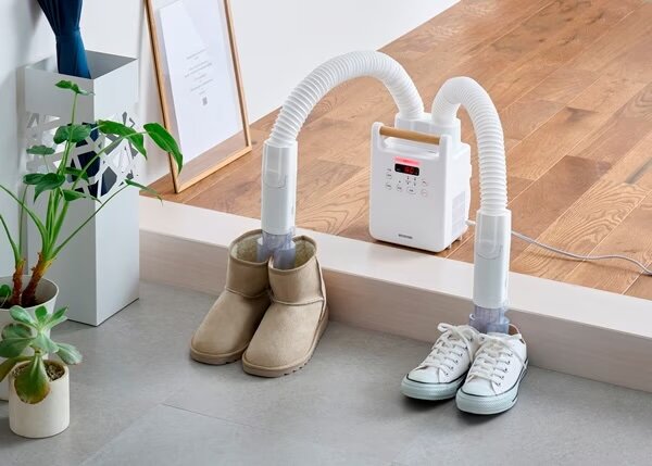 靴を2足同時に乾かすアイリスオーヤマのふとん乾燥機