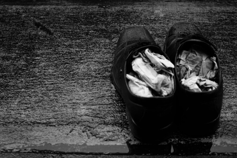 新聞が詰め込まれた靴