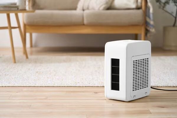 インテリアになじむコンパクトなセラミックヒーター