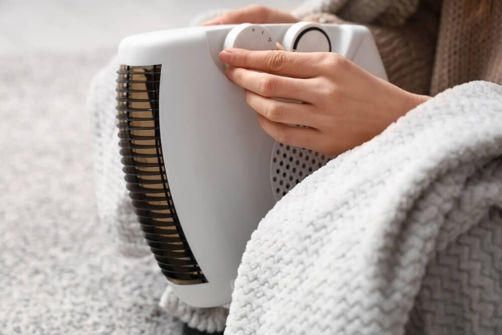 セラミックヒーターの設定をする人の手