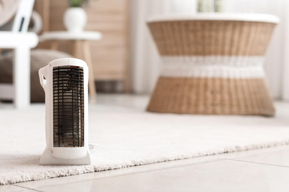 リビングに置かれた小型セラミックヒーター