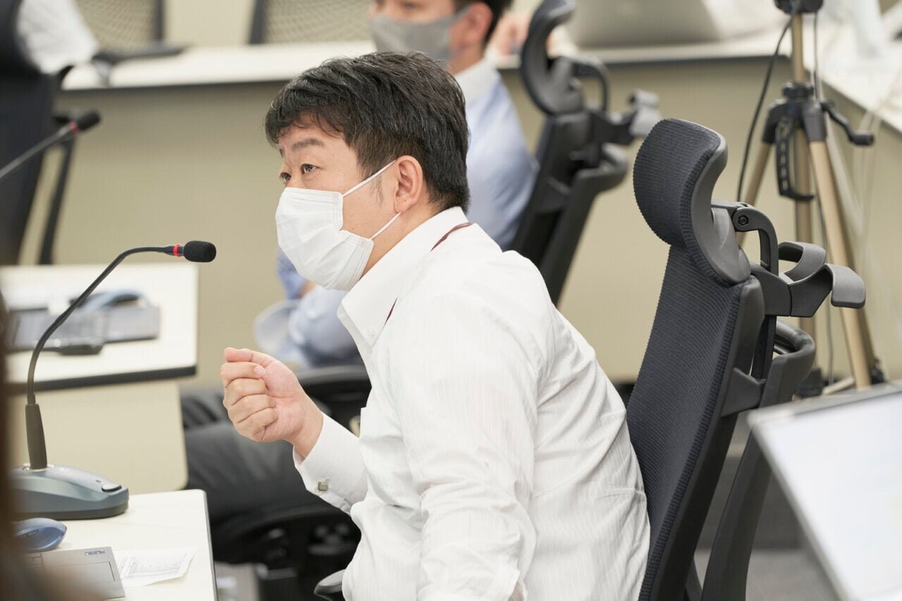 新商品開発会議で発言するアイリスオーヤマの大山晃弘社長